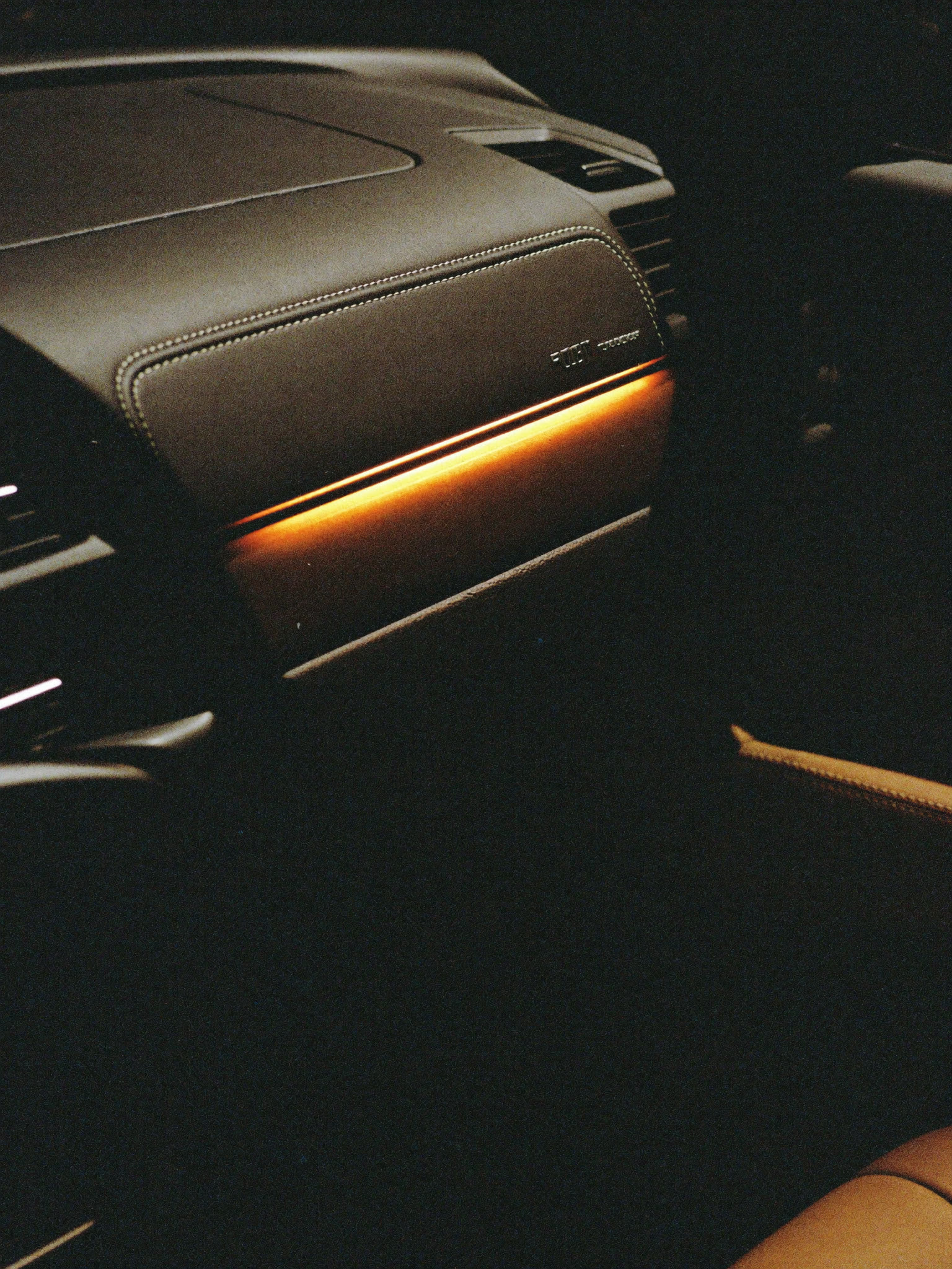 Detail eines Fahrzeuginnenraums bei Nacht