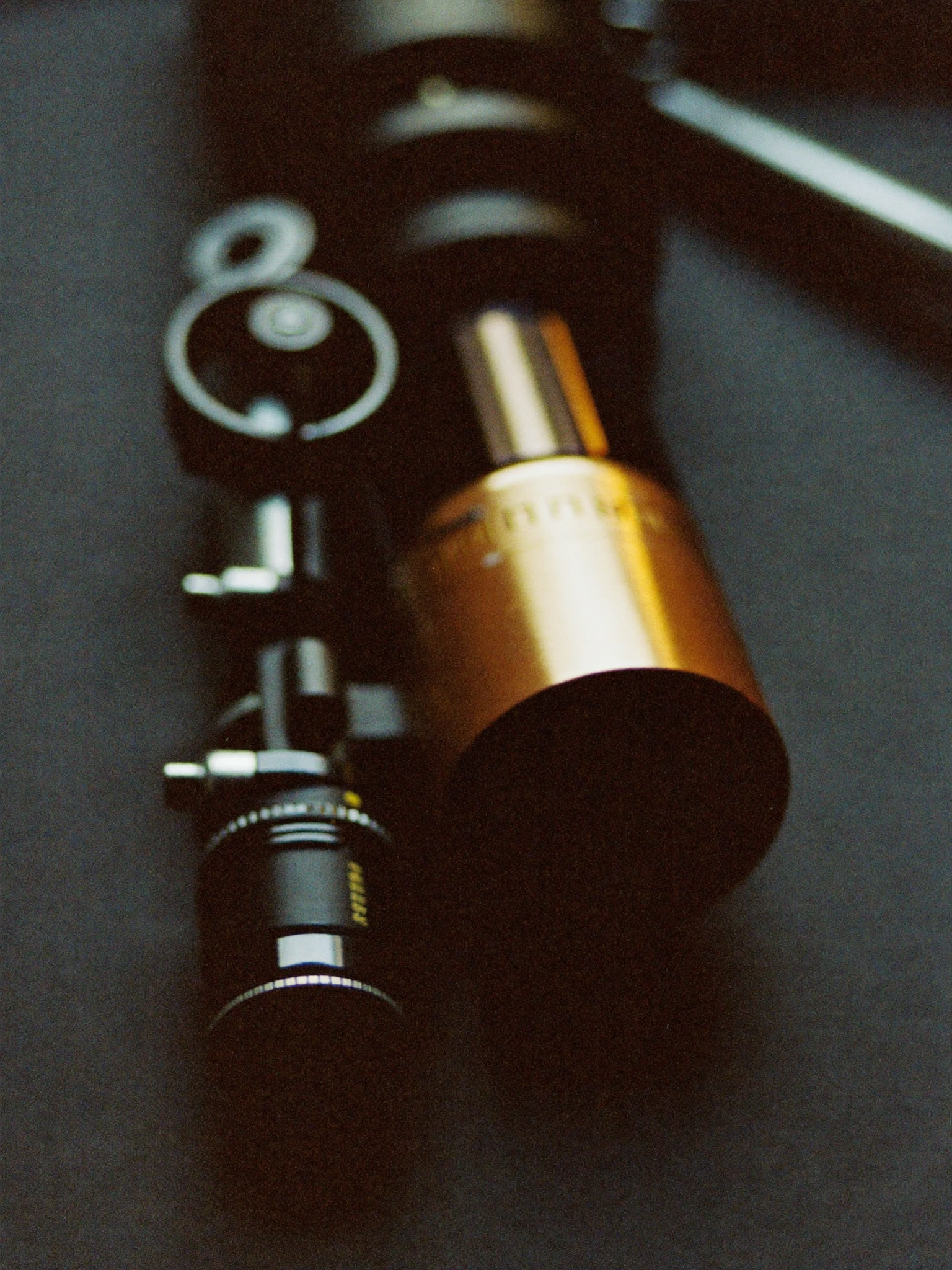 Kamera- und Gimbal-Setup im warmen Licht