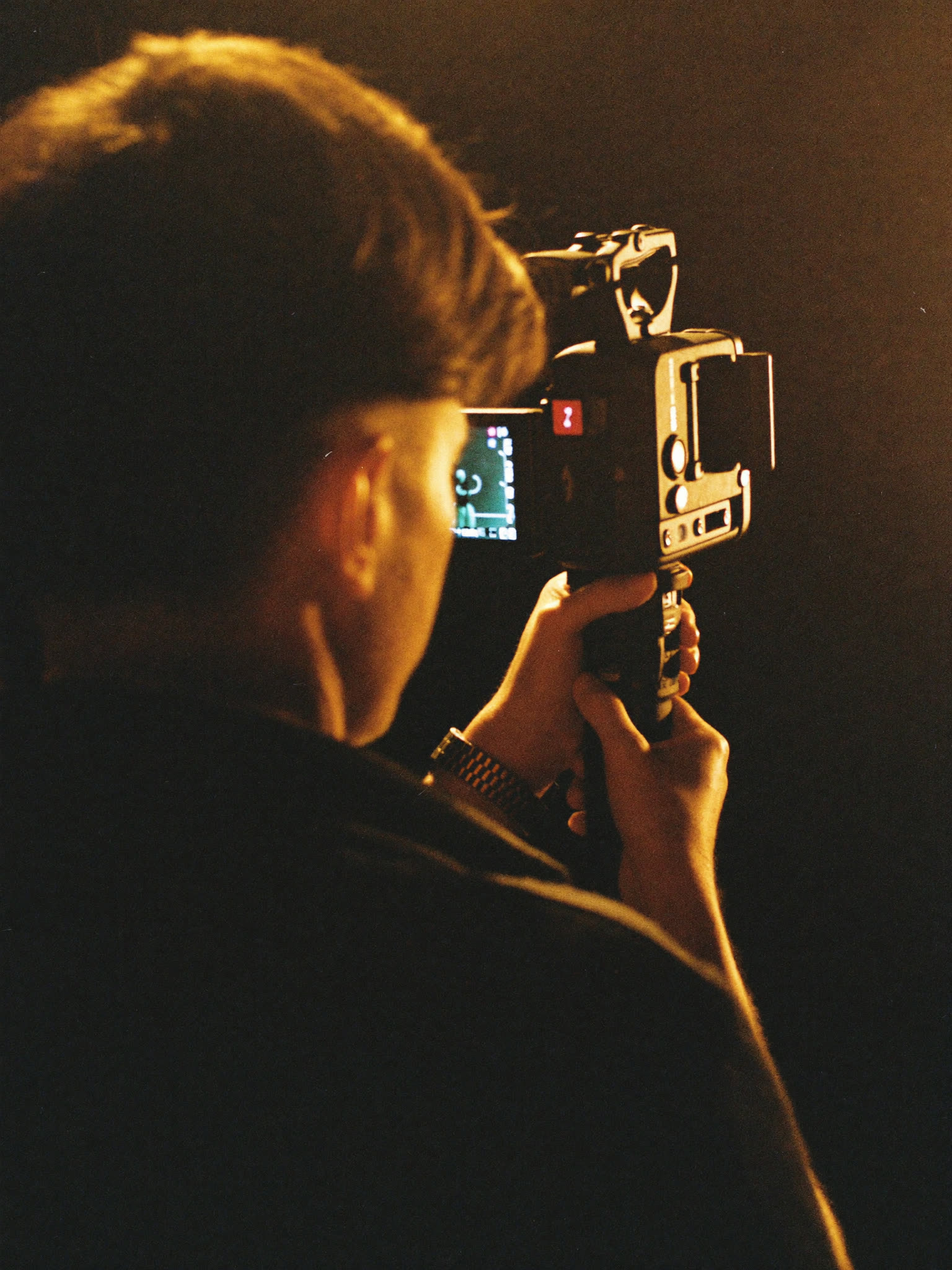 Videograf mit Kamera im Gegenlicht